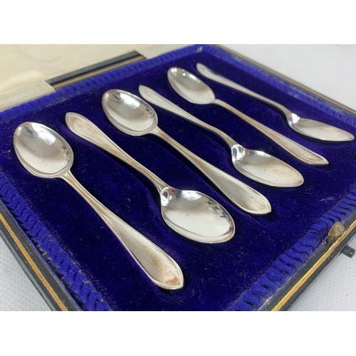 651 - A set of silver spoons in case, Sheffield mark 63gms.