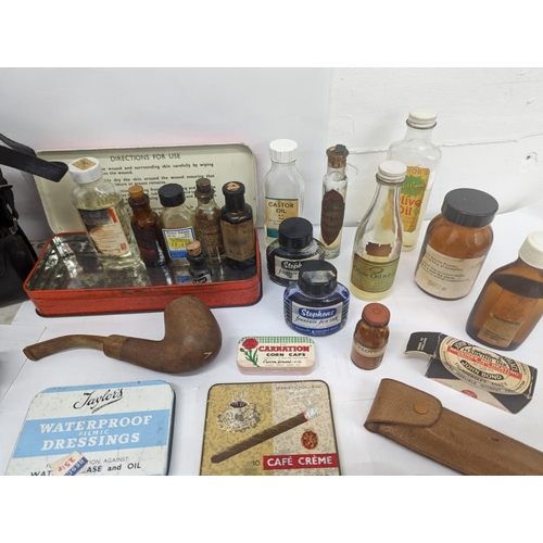 704 - Sundry lot including cut throat razor Wagner & Solingen, medicine bottles, find, stamper, postcards,... 