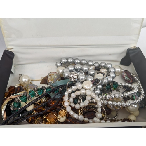 707 - Quantity of costume jewellery