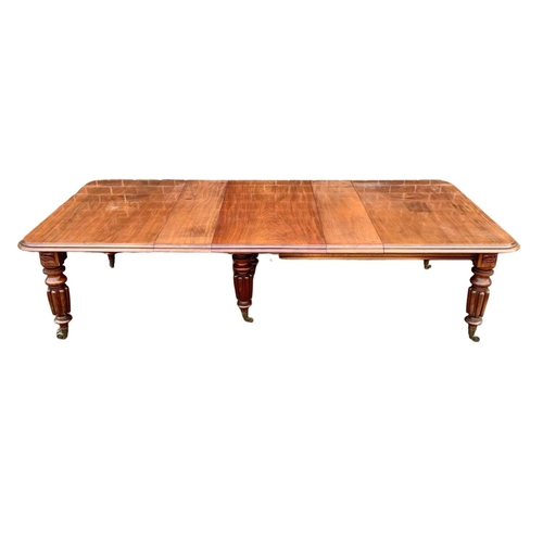 823 - A large quality early Victorian mahogany telescopic dining table on turned reeded legs. Circa 1840. ... 