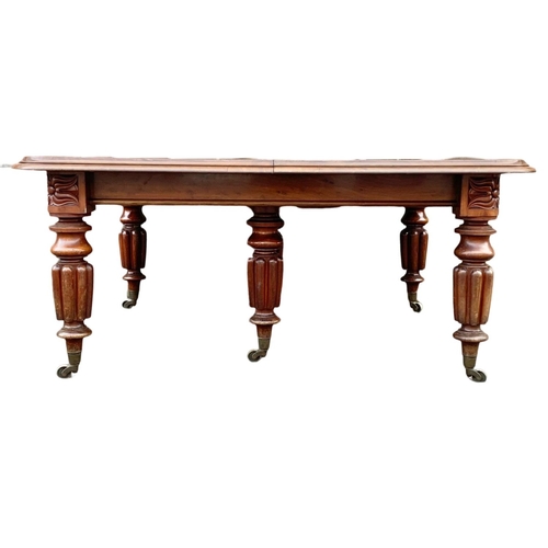 823 - A large quality early Victorian mahogany telescopic dining table on turned reeded legs. Circa 1840. ... 