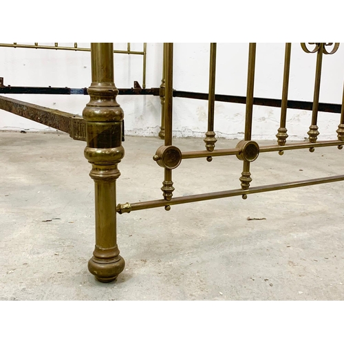 840 - A large Victorian heavy brass bed. 147 x 214 x 155cm.