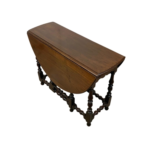 866 - An 18th century George II Spanish mahogany Gateleg drop leaf table with drawer. Circa 1730-1740. Ext... 