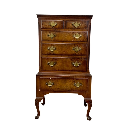 871 - A large vintage Georgian style walnut chest of drawers. 69 x 49.5 x 125.5cm