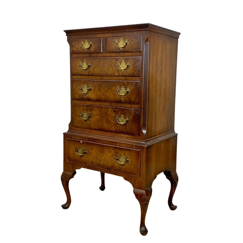 871 - A large vintage Georgian style walnut chest of drawers. 69 x 49.5 x 125.5cm