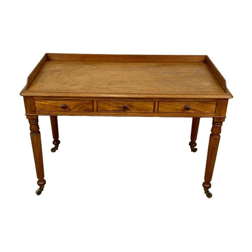 917 - A large early Victorian mahogany side table with gallery back and 3 drawers. Circa 1840-50. 122 x 60... 