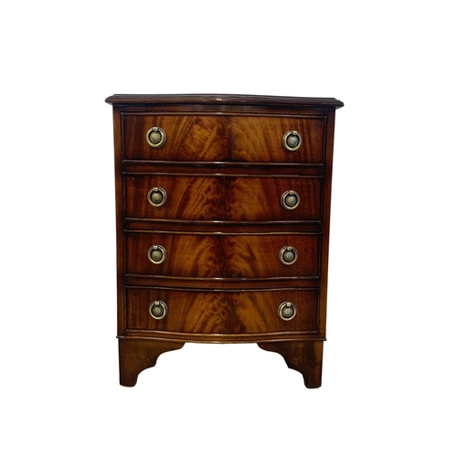 992 - A small Georgian style mahogany serpentine chest of drawers. 45 x 35 x 59cm.