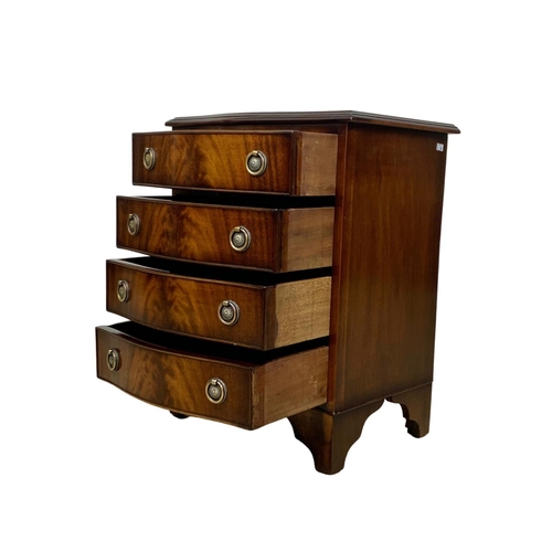 992 - A small Georgian style mahogany serpentine chest of drawers. 45 x 35 x 59cm.