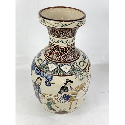 581 - A large vintage Oriental vase, 39cm