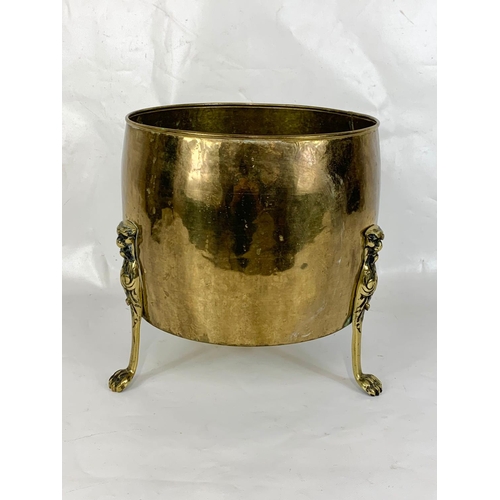 10 - A vintage Georgian style brass coal bucket. 28.5 x 28cm.