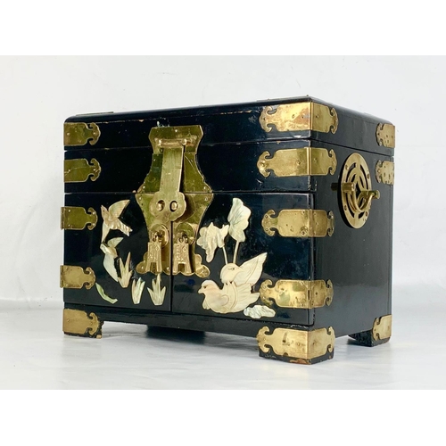 118 - A vintage Chinese lacquered brass bound jewellery box with faux marble decoration. 31 x 21 x 25cm