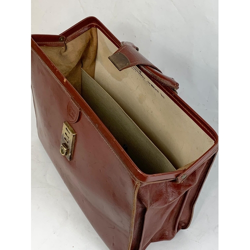 201 - A vintage leather case. 45cm