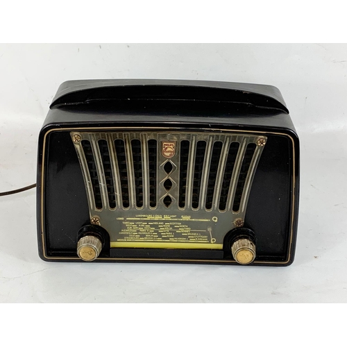 228 - A vintage Philips radio. 31 x 22cm