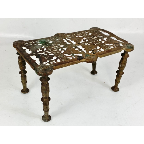 236 - An Edwardian oak biscuit barrel and a Victorian brass trivet stand. 27 x 17 x 15cm