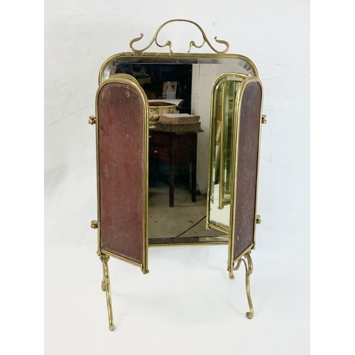 255 - An early 20th century brass mirrored fire screen. Circa 1900-1920. 78 x 74.5cm.