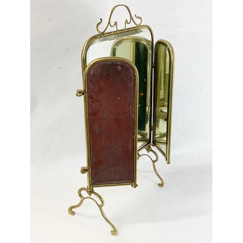 255 - An early 20th century brass mirrored fire screen. Circa 1900-1920. 78 x 74.5cm.