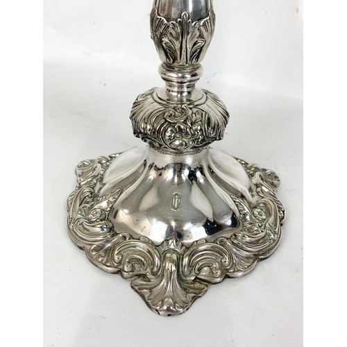 31 - A large Victorian silver plated oil lamp with an early 20th century shade. 83cm.