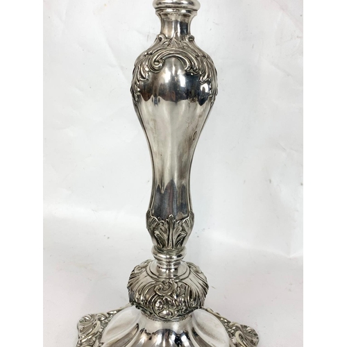 31 - A large Victorian silver plated oil lamp with an early 20th century shade. 83cm.