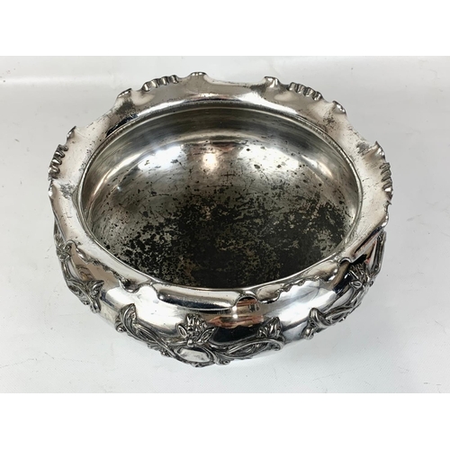 425 - A large late Victorian silver plated bowl by Walker & Hall. 27 x 15cm