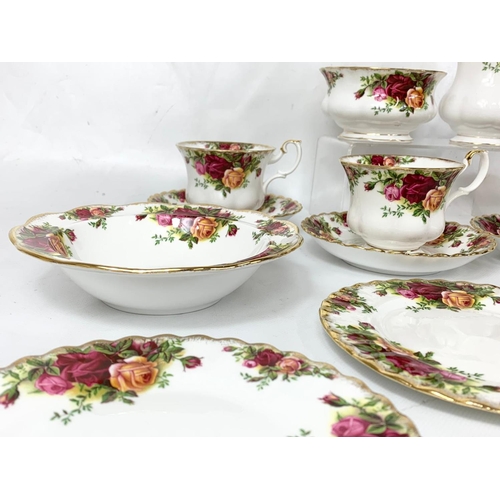 470 - A 16 piece Royal Albert Old Country Roses tea set. 2 bowls 16.5cm, 4 sandwich plates 16cm, 4 cups an... 