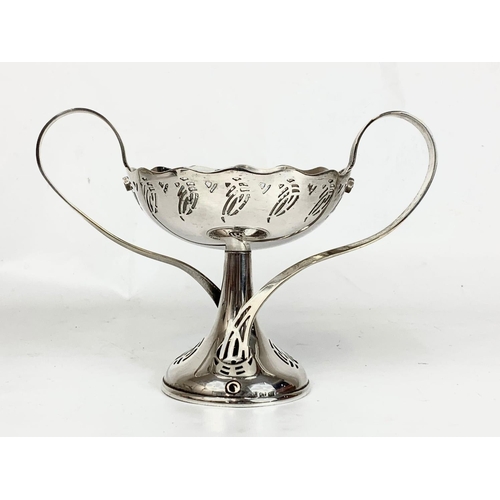 485 - 2 pieces of WMF Ikora silver plate. Including an Art Nouveau bowl. 23 x 16cm.