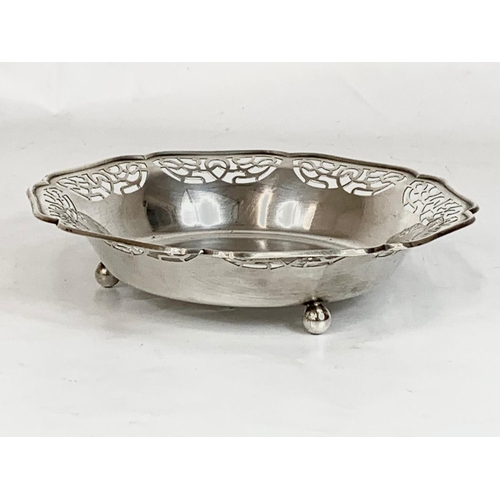 485 - 2 pieces of WMF Ikora silver plate. Including an Art Nouveau bowl. 23 x 16cm.