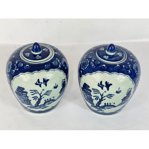 526 - A pair of early 20th century Chinese import ginger jars with lids. Circa 1900-1920. 16 x 19.5cm.