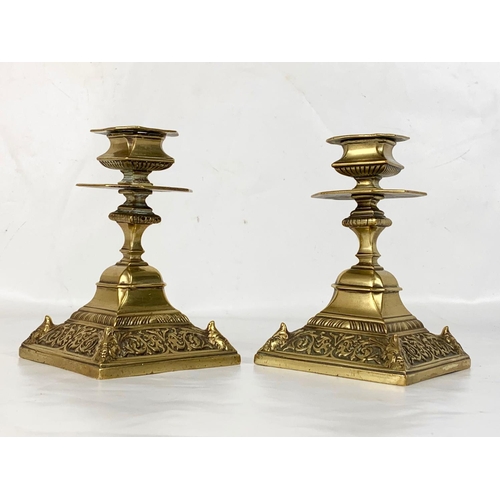 527 - A pair of Victorian brass candlesticks. 10.5 x 15.5cm