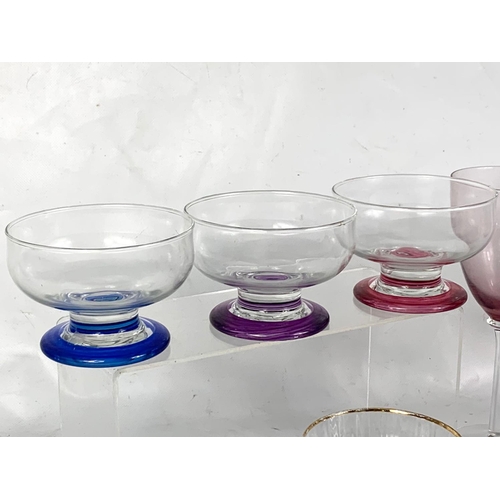 542 - 3 sets of drinking glasses. A set of 4 vintage Italian gilt rimmed cocktail glasses, 6 wine glasses ... 