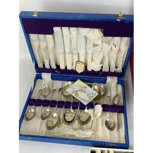 570 - A quantity of vintage silver plated cutlery in cases. 37cm