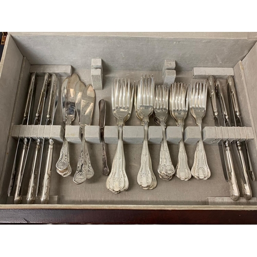 611 - A large canteen of silver plated cutlery. Case measures 46 x 31 x 14cm