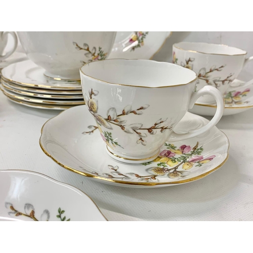 613 - An 18 piece Roslyn China tea set.