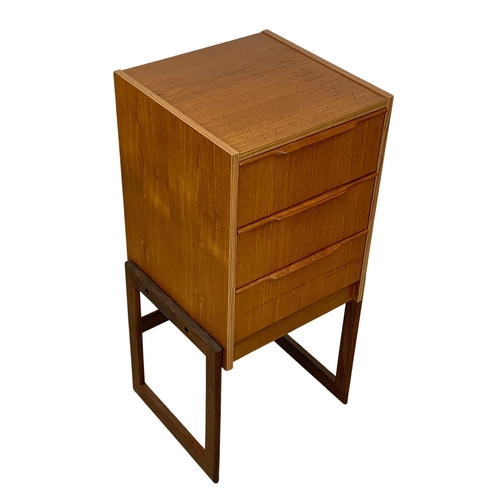 814 - A Danish teak chest of drawers by Steens Denmark. Mid Century. 1960-1970. 44 x 40 x 90.5cm