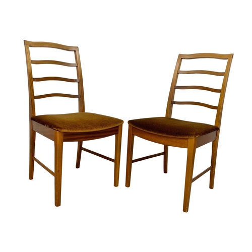 824 - A McIntosh teak Mid Century extending dining table and 6 chairs. Extended 205 x 98 x 76cm. Closed 15... 