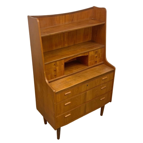 906 - A Danish teak Mid Century vanity unit with 9 drawers and foldaway mirror. Denmark 1960’s. 83.5 x 43 ... 