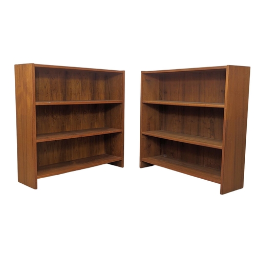 908 - A pair of Danish teak Mid Century open bookcases. Denmark 1960. 79 x 23 x 79cm