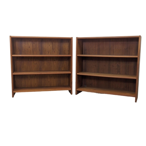 908 - A pair of Danish teak Mid Century open bookcases. Denmark 1960. 79 x 23 x 79cm