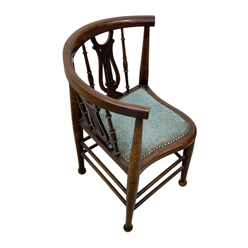 1120 - A small Edwardian mahogany corner chair.