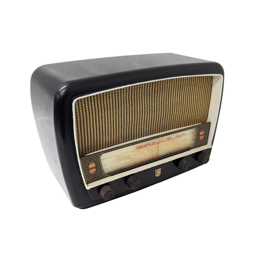 341 - An early 1950s Bakelite Philips radio. 40x20x26.5cm