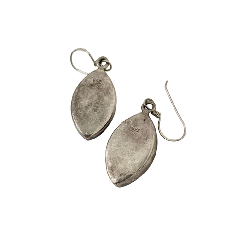 711 - A pair of silver earrings