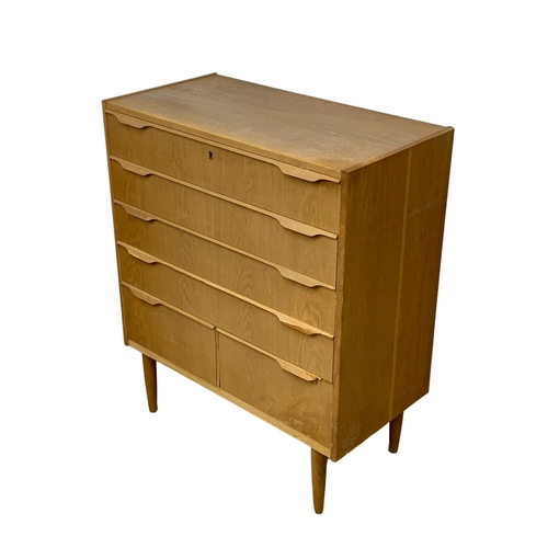 915i - A Danish Mid Century oak chest of drawers. 90 x 45 x 107cm