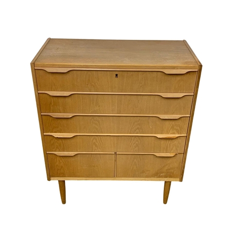 915i - A Danish Mid Century oak chest of drawers. 90 x 45 x 107cm