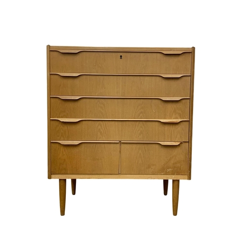 915i - A Danish Mid Century oak chest of drawers. 90 x 45 x 107cm