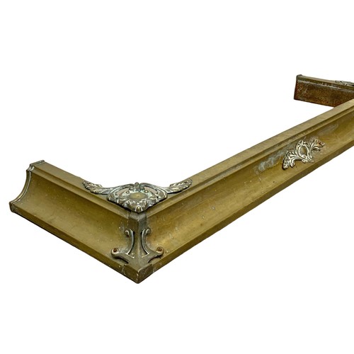 140 - An early 20th century brass Fender. Circa 1900-1920. Interior 121 x 31cm. Exterior 141 x 40cm.