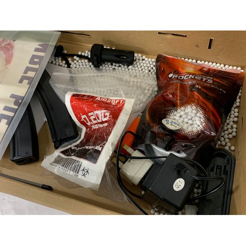 389P - An M5-A4. Automatic electric gun in box. Box measures 75cm