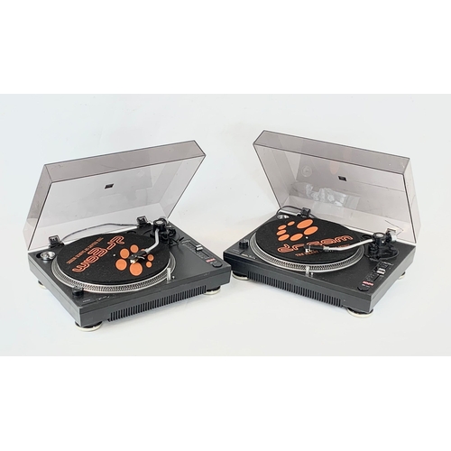 8 - A pair of vintage Kam DDX 580 turntable record players. 44.5 x 34.5 x 14.5cm