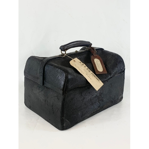 26 - A late 19th century leather Gladstone bag with accessories, with key. 38x28x29cm