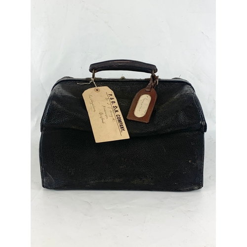 26 - A late 19th century leather Gladstone bag with accessories, with key. 38x28x29cm