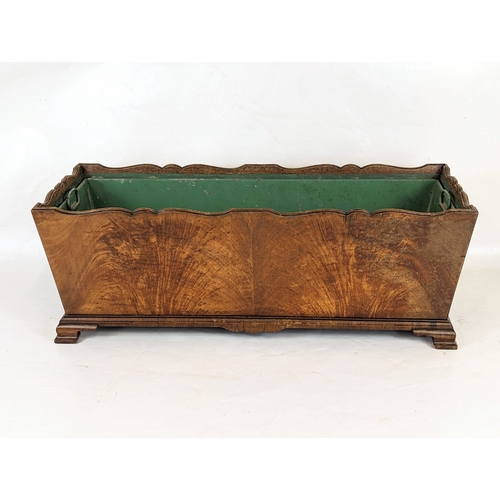 71 - An Edwardian mahogany planter with liner and OGEE feet, in the George III style. 69x27.5x24.5cm