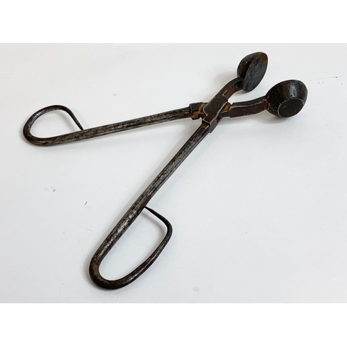 78 - An 18th century blacksmiths tongs. 18cm